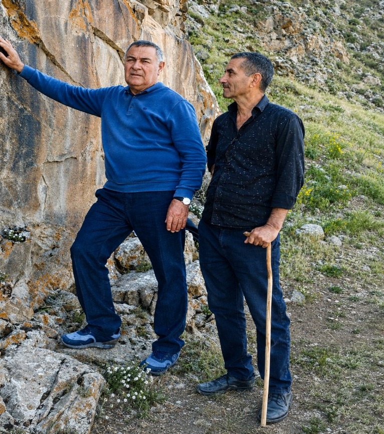 AMEA Naxçıvan Bölməsinin əməkdaşları “İlandağ kitabəsi” ilə yerində tanış olublar<font color=red> - FOTOLAR</font>