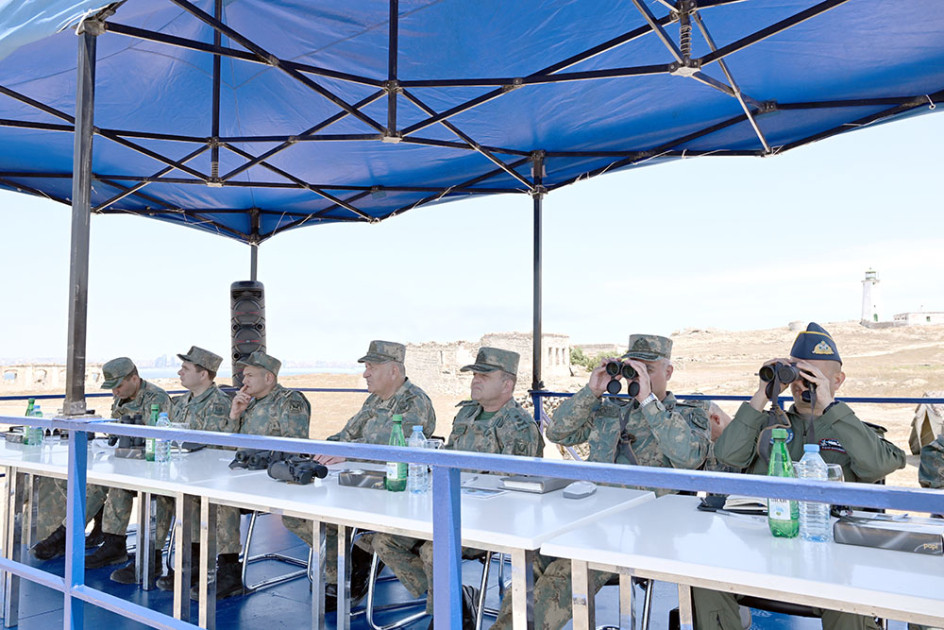 Hərbi Dəniz Qüvvələrində döyüş atışlı taktiki təlim<font color=red> - FOTOLAR</font>