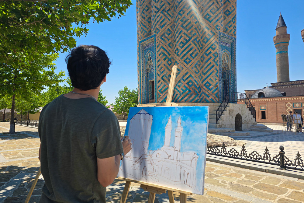Tarixi türbənin önündə gənc rəssamların incəsənət döyüşü<font color=red> - FOTOLAR</font>
