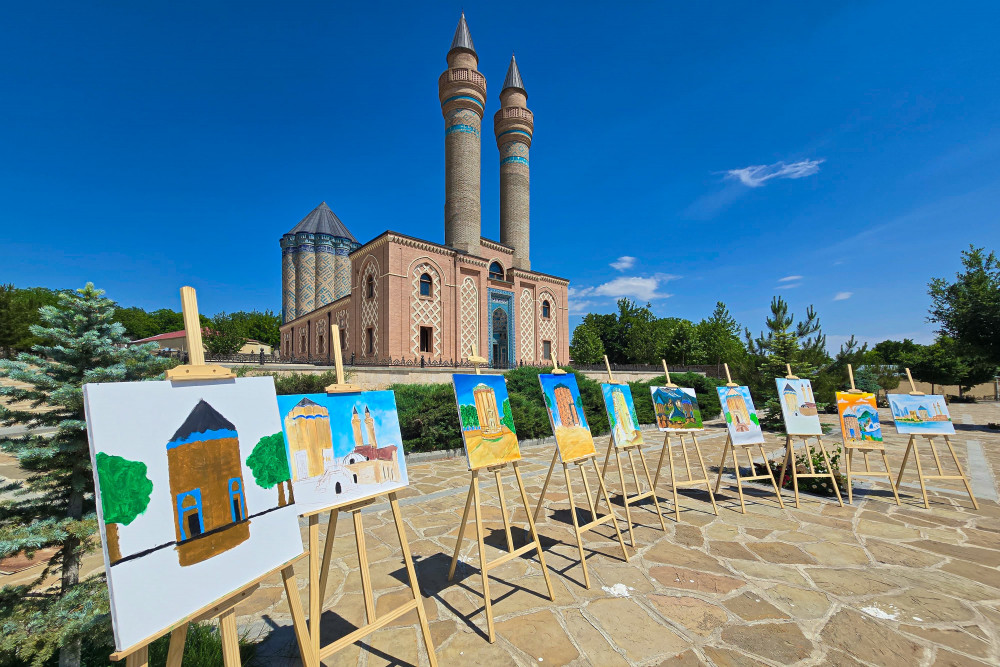 Tarixi türbənin önündə gənc rəssamların incəsənət döyüşü<font color=red> - FOTOLAR</font>