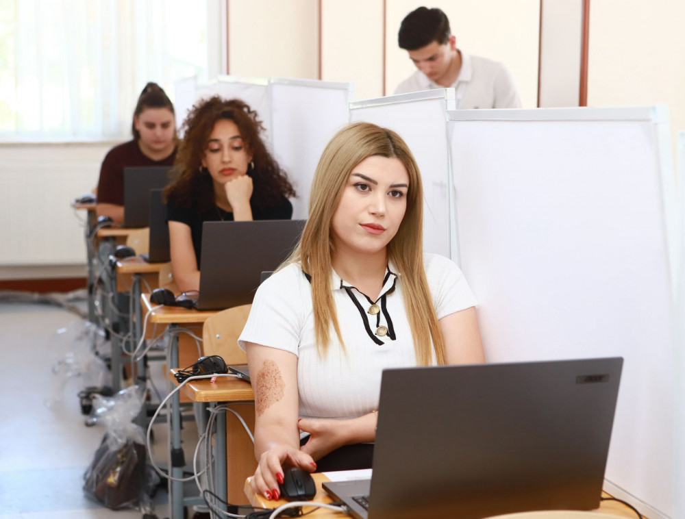Naxçıvanda təhsilverənlərin sertifikatlaşdırılması prosesinin test mərhələsinə start verilib<font color=red> - FOTOLAR</font>