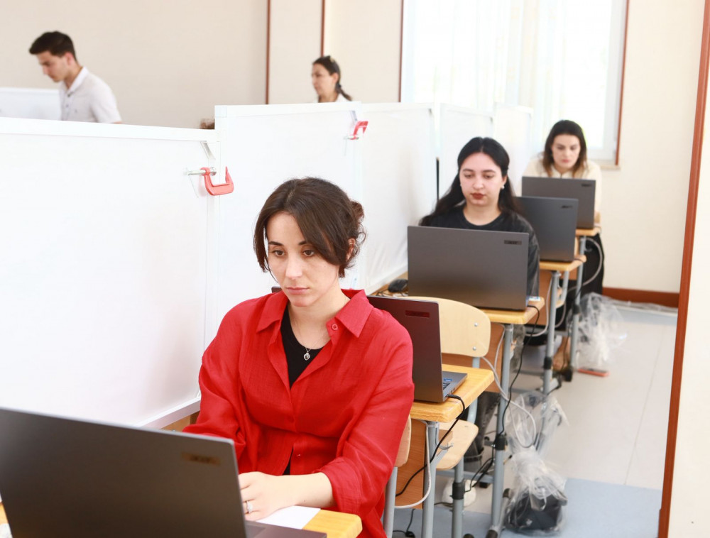 Naxçıvanda təhsilverənlərin sertifikatlaşdırılması prosesinin test mərhələsinə start verilib<font color=red> - FOTOLAR</font>
