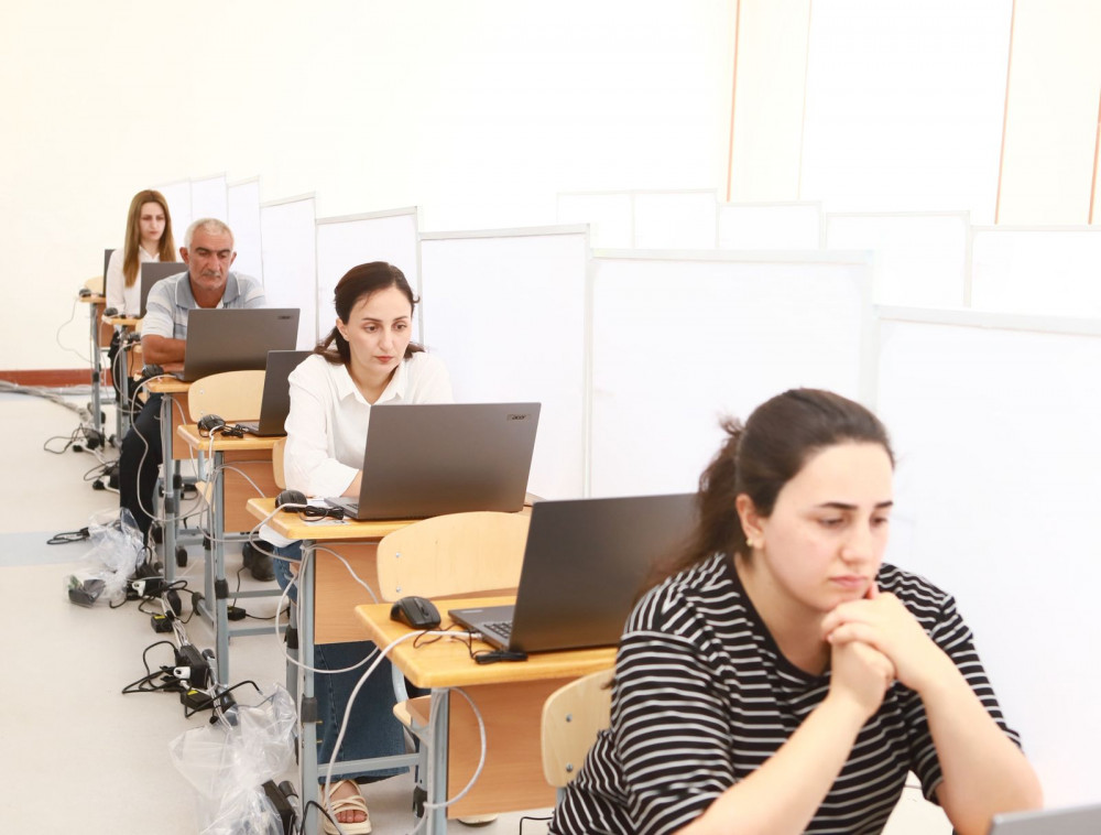 Naxçıvanda təhsilverənlərin sertifikatlaşdırılması prosesinin test mərhələsinə start verilib<font color=red> - FOTOLAR</font>