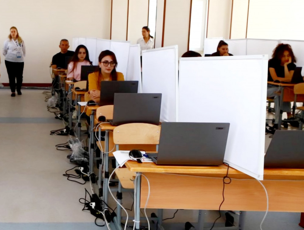 Naxçıvanda təhsilverənlərin sertifikatlaşdırılması prosesinin test mərhələsinə start verilib<font color=red> - FOTOLAR</font>