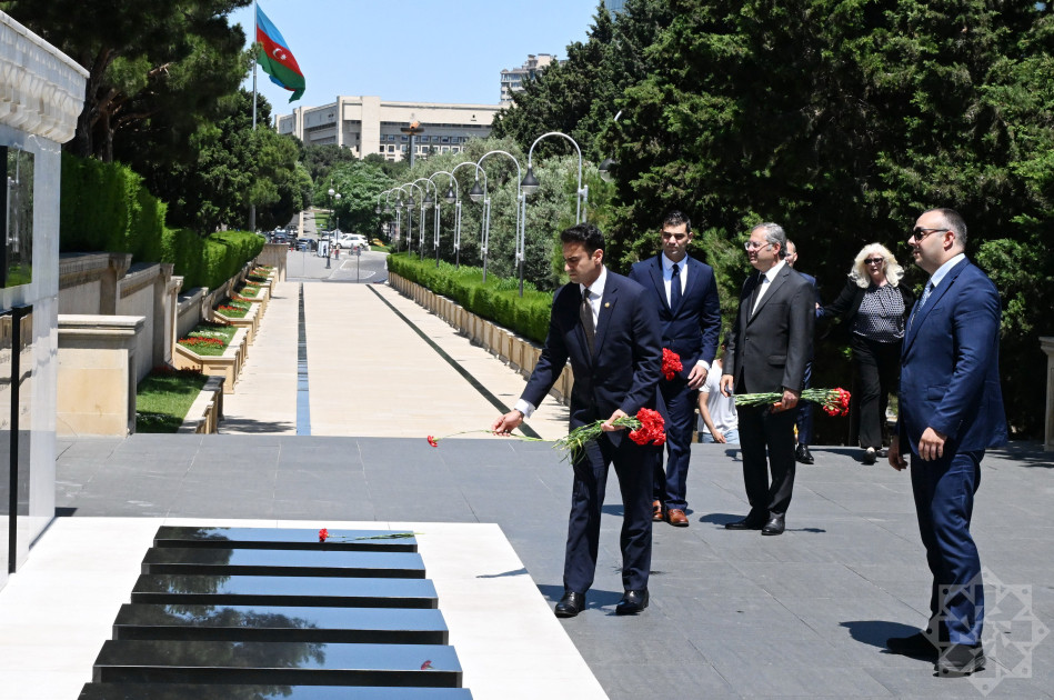 ABŞ Konqresinin nümayəndə heyəti Şəhidlər xiyabanını ziyarət edib<font color=red> - FOTOLAR</font>