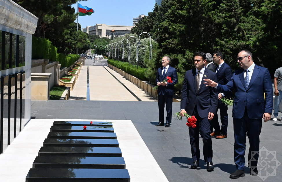 ABŞ Konqresinin nümayəndə heyəti Şəhidlər xiyabanını ziyarət edib<font color=red> - FOTOLAR</font>