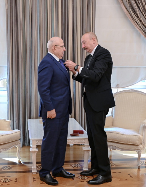 Prezident İlham Əliyev Dağıstanın tanınmış ictimai-siyasi xadimi Qurban Qurbanova “Dostluq” ordenini təqdim edib<font color=red> - FOTOLAR</font>