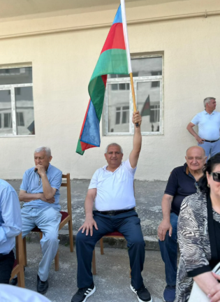 Köç karvanı Xankəndi şəhərinə çatıb, açarlar təqdim edilib<font color=red> - FOTOLAR</font>