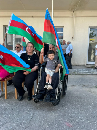 Köç karvanı Xankəndi şəhərinə çatıb, açarlar təqdim edilib<font color=red> - FOTOLAR</font>