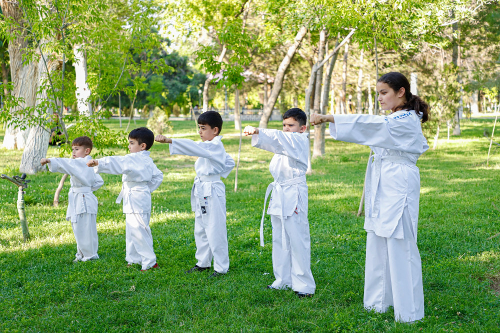Karateçilər Mömünə Xatun türbəsinin ətrafında açıq məşq keçiblər<font color=red> - FOTOLAR</font>