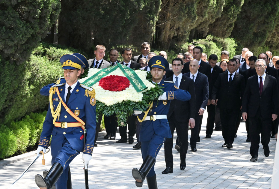 Türkmənistan Prezidenti Fəxri xiyabanda Ümummilli Lider Heydər Əliyevin məzarını ziyarət edib<font color=red> - FOTOLAR</font>