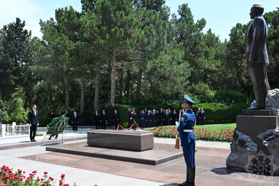 Türkmənistan Prezidenti Fəxri xiyabanda Ümummilli Lider Heydər Əliyevin məzarını ziyarət edib<font color=red> - FOTOLAR</font>
