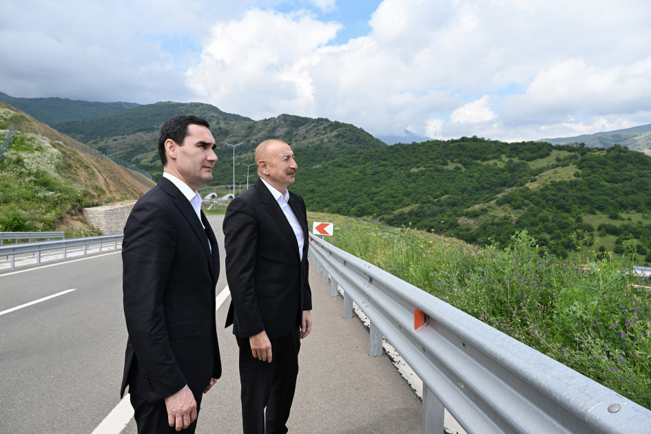Azərbaycan və Türkmənistan prezidentləri Şuşanın Daşaltı kəndinin fonunda şəkil çəkdiriblər<font color=red> - FOTOLAR</font>