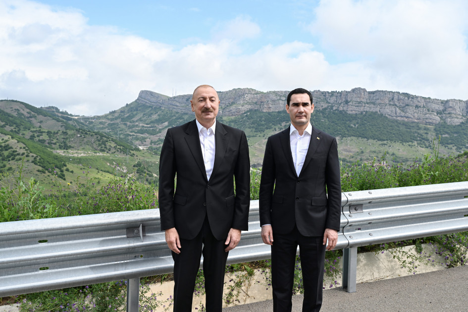 Azərbaycan və Türkmənistan prezidentləri Şuşanın Daşaltı kəndinin fonunda şəkil çəkdiriblər<font color=red> - FOTOLAR</font>
