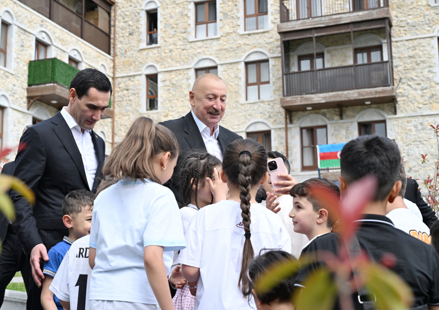Prezidentlər İlham Əliyev Sərdar Berdiməhəmmədov Şuşa şəhərində inşa edilmiş birinci yaşayış kompleksində olublar<font color=red> - FOTOLAR</font>