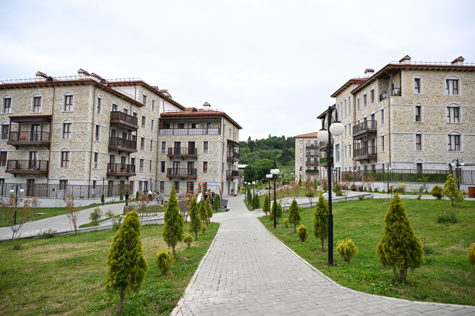 Prezidentlər İlham Əliyev Sərdar Berdiməhəmmədov Şuşa şəhərində inşa edilmiş birinci yaşayış kompleksində olublar<font color=red> - FOTOLAR</font>