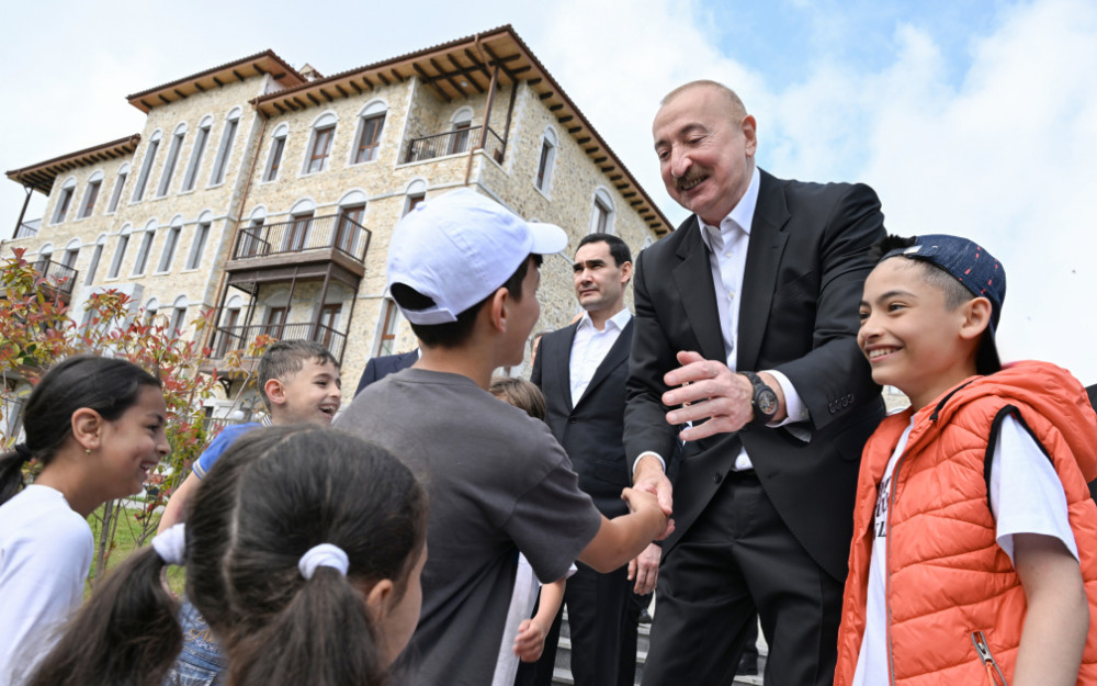 Prezidentlər İlham Əliyev Sərdar Berdiməhəmmədov Şuşa şəhərində inşa edilmiş birinci yaşayış kompleksində olublar<font color=red> - FOTOLAR</font>