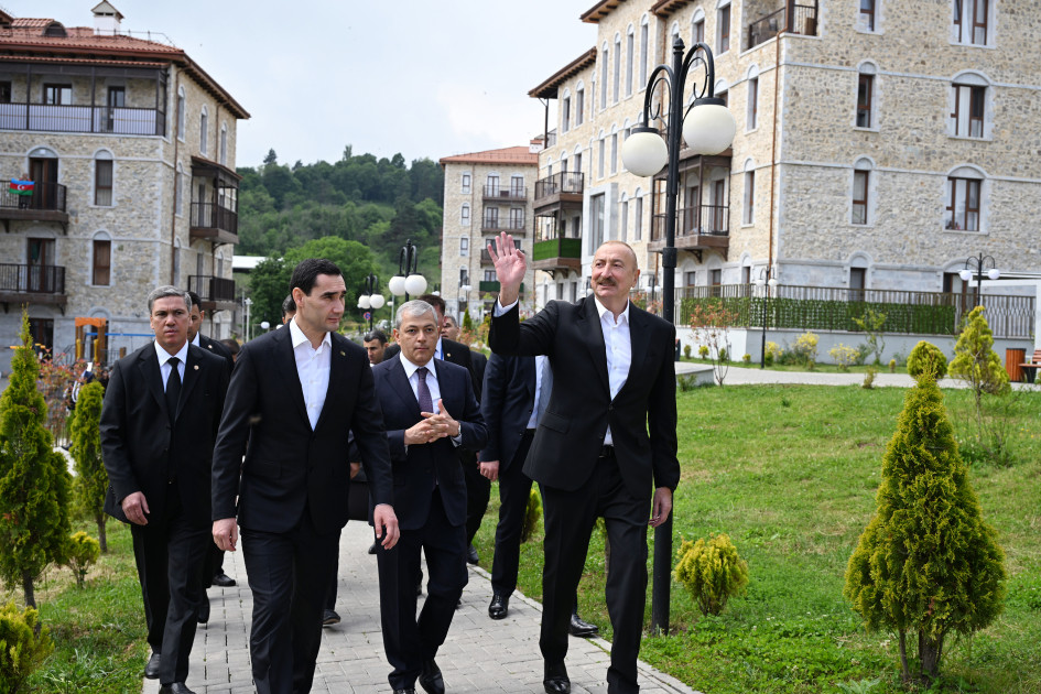 Prezidentlər İlham Əliyev Sərdar Berdiməhəmmədov Şuşa şəhərində inşa edilmiş birinci yaşayış kompleksində olublar<font color=red> - FOTOLAR</font>
