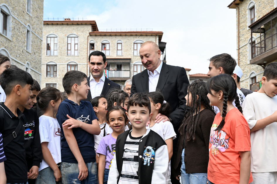 Prezidentlər İlham Əliyev Sərdar Berdiməhəmmədov Şuşa şəhərində inşa edilmiş birinci yaşayış kompleksində olublar<font color=red> - FOTOLAR</font>