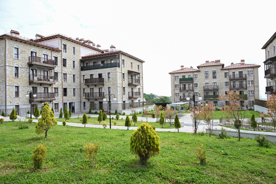 Prezidentlər İlham Əliyev Sərdar Berdiməhəmmədov Şuşa şəhərində inşa edilmiş birinci yaşayış kompleksində olublar<font color=red> - FOTOLAR</font>