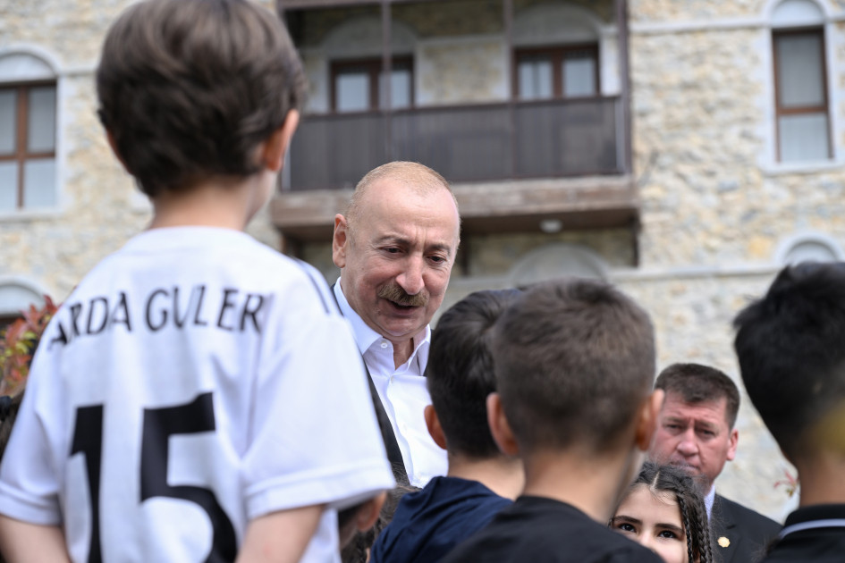 Prezidentlər İlham Əliyev Sərdar Berdiməhəmmədov Şuşa şəhərində inşa edilmiş birinci yaşayış kompleksində olublar<font color=red> - FOTOLAR</font>