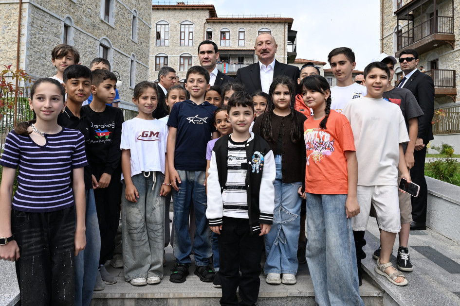 Prezidentlər İlham Əliyev Sərdar Berdiməhəmmədov Şuşa şəhərində inşa edilmiş birinci yaşayış kompleksində olublar<font color=red> - FOTOLAR</font>