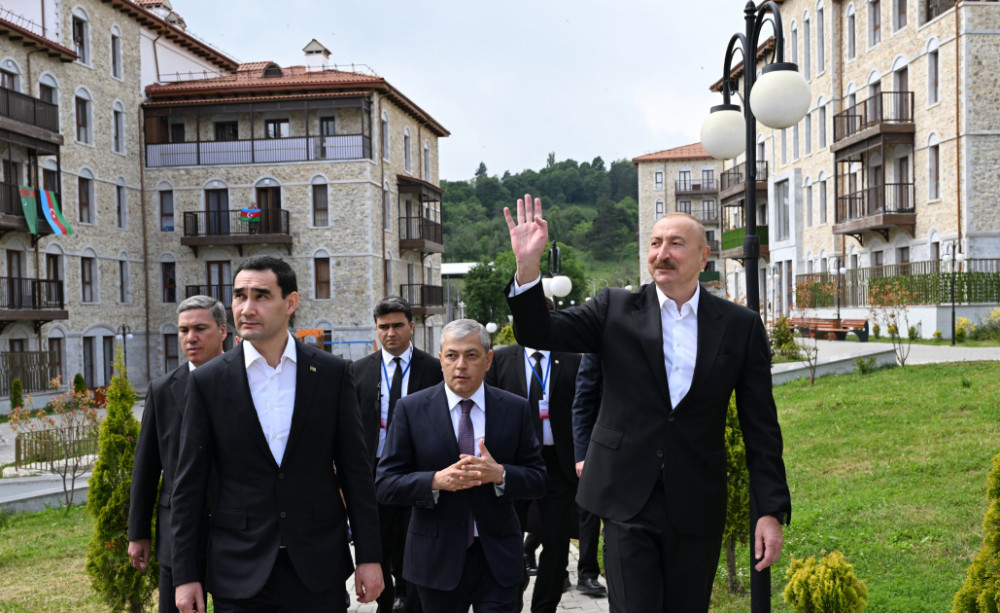 Prezidentlər İlham Əliyev Sərdar Berdiməhəmmədov Şuşa şəhərində inşa edilmiş birinci yaşayış kompleksində olublar<font color=red> - FOTOLAR</font>