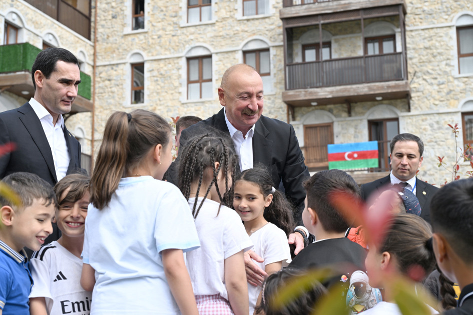 Prezidentlər İlham Əliyev Sərdar Berdiməhəmmədov Şuşa şəhərində inşa edilmiş birinci yaşayış kompleksində olublar<font color=red> - FOTOLAR</font>