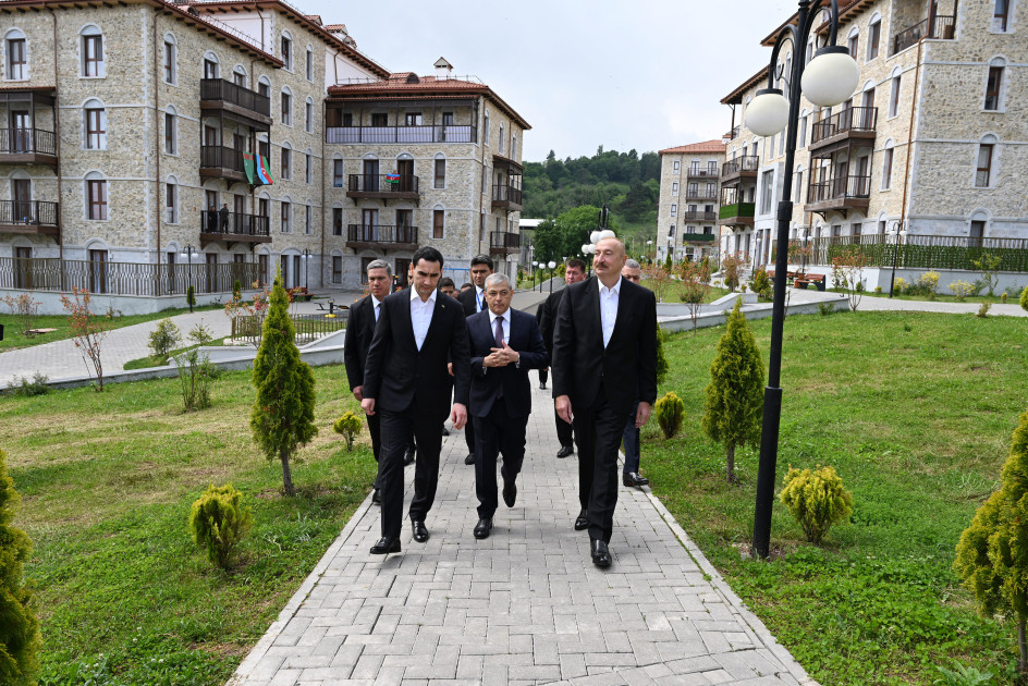 Prezidentlər İlham Əliyev Sərdar Berdiməhəmmədov Şuşa şəhərində inşa edilmiş birinci yaşayış kompleksində olublar<font color=red> - FOTOLAR</font>