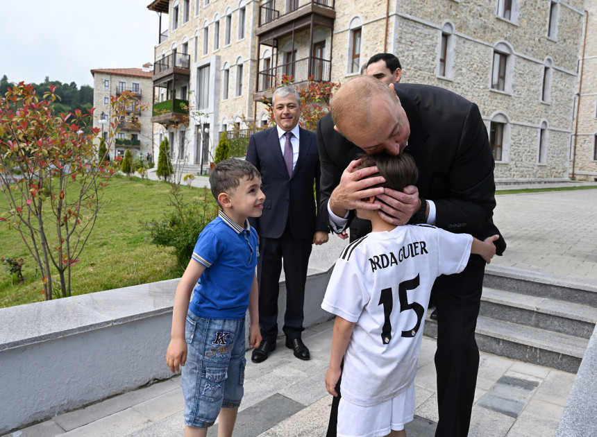 Prezidentlər İlham Əliyev Sərdar Berdiməhəmmədov Şuşa şəhərində inşa edilmiş birinci yaşayış kompleksində olublar<font color=red> - FOTOLAR</font>