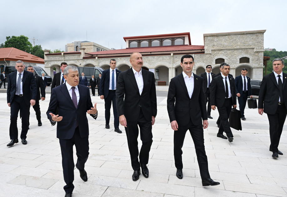 Prezidentlər İlham Əliyev və Sərdar Berdiməhəmmədov Şuşada Azərbaycanın tanınmış şəxsiyyətlərinin işğal dövründə güllələnmiş büstlərinə baxıblar<font color=red> - FOTOLAR</font>
