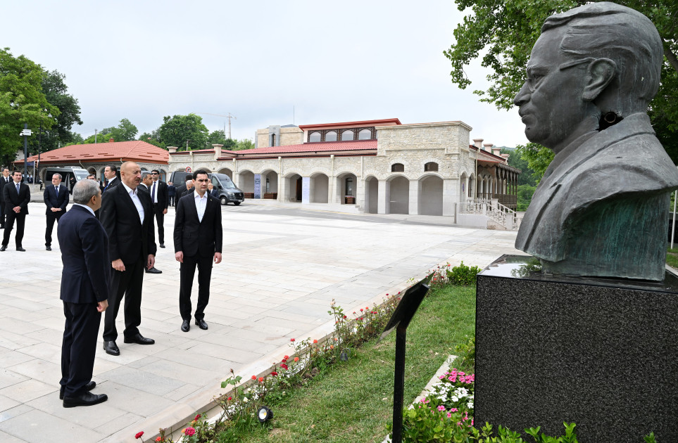 Prezidentlər İlham Əliyev və Sərdar Berdiməhəmmədov Şuşada Azərbaycanın tanınmış şəxsiyyətlərinin işğal dövründə güllələnmiş büstlərinə baxıblar<font color=red> - FOTOLAR</font>