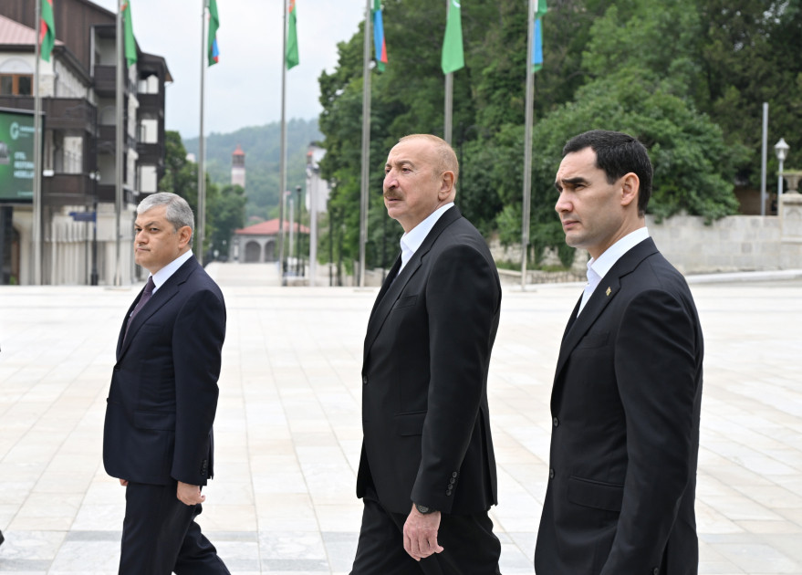 Prezidentlər İlham Əliyev və Sərdar Berdiməhəmmədov Şuşada Azərbaycanın tanınmış şəxsiyyətlərinin işğal dövründə güllələnmiş büstlərinə baxıblar<font color=red> - FOTOLAR</font>