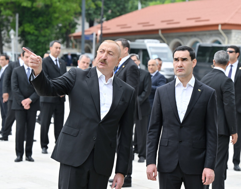 Prezidentlər İlham Əliyev və Sərdar Berdiməhəmmədov Şuşada Azərbaycanın tanınmış şəxsiyyətlərinin işğal dövründə güllələnmiş büstlərinə baxıblar<font color=red> - FOTOLAR</font>