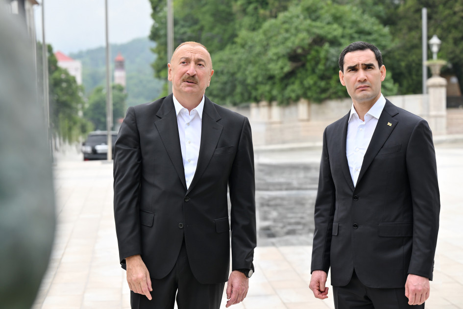 Prezidentlər İlham Əliyev və Sərdar Berdiməhəmmədov Şuşada Azərbaycanın tanınmış şəxsiyyətlərinin işğal dövründə güllələnmiş büstlərinə baxıblar<font color=red> - FOTOLAR</font>