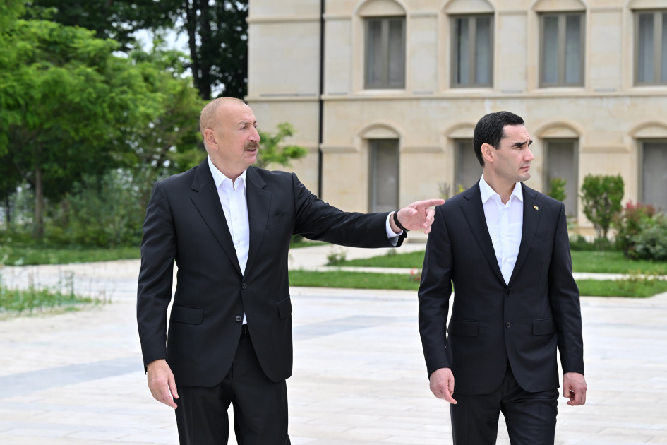 Prezidentlər İlham Əliyev və Sərdar Berdiməhəmmədov Şuşada Azərbaycanın tanınmış şəxsiyyətlərinin işğal dövründə güllələnmiş büstlərinə baxıblar<font color=red> - FOTOLAR</font>