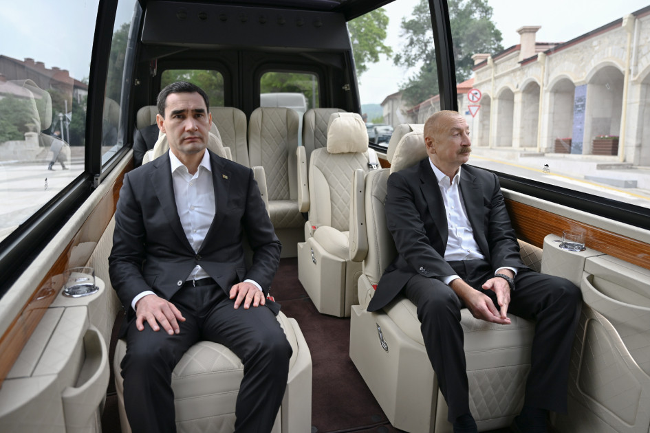 Prezidentlər İlham Əliyev və Sərdar Berdiməhəmmədov Şuşada Azərbaycanın tanınmış şəxsiyyətlərinin işğal dövründə güllələnmiş büstlərinə baxıblar<font color=red> - FOTOLAR</font>