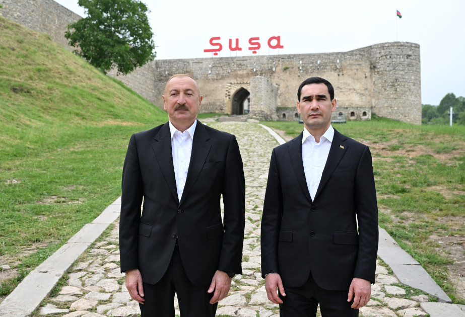 Prezidentlər İlham Əliyev və Sərdar Berdiməhəmmədov Şuşada Azərbaycanın tanınmış şəxsiyyətlərinin işğal dövründə güllələnmiş büstlərinə baxıblar<font color=red> - FOTOLAR</font>