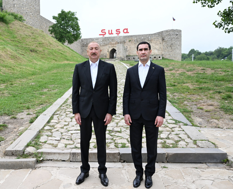 Prezidentlər İlham Əliyev və Sərdar Berdiməhəmmədov Şuşada Azərbaycanın tanınmış şəxsiyyətlərinin işğal dövründə güllələnmiş büstlərinə baxıblar<font color=red> - FOTOLAR</font>
