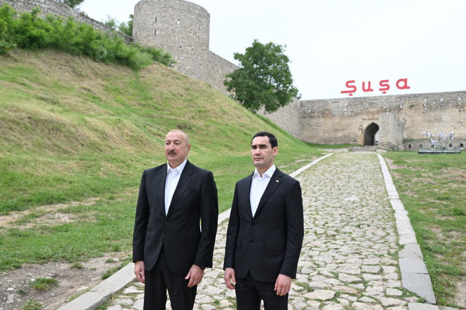 Prezidentlər İlham Əliyev və Sərdar Berdiməhəmmədov Şuşada Azərbaycanın tanınmış şəxsiyyətlərinin işğal dövründə güllələnmiş büstlərinə baxıblar<font color=red> - FOTOLAR</font>