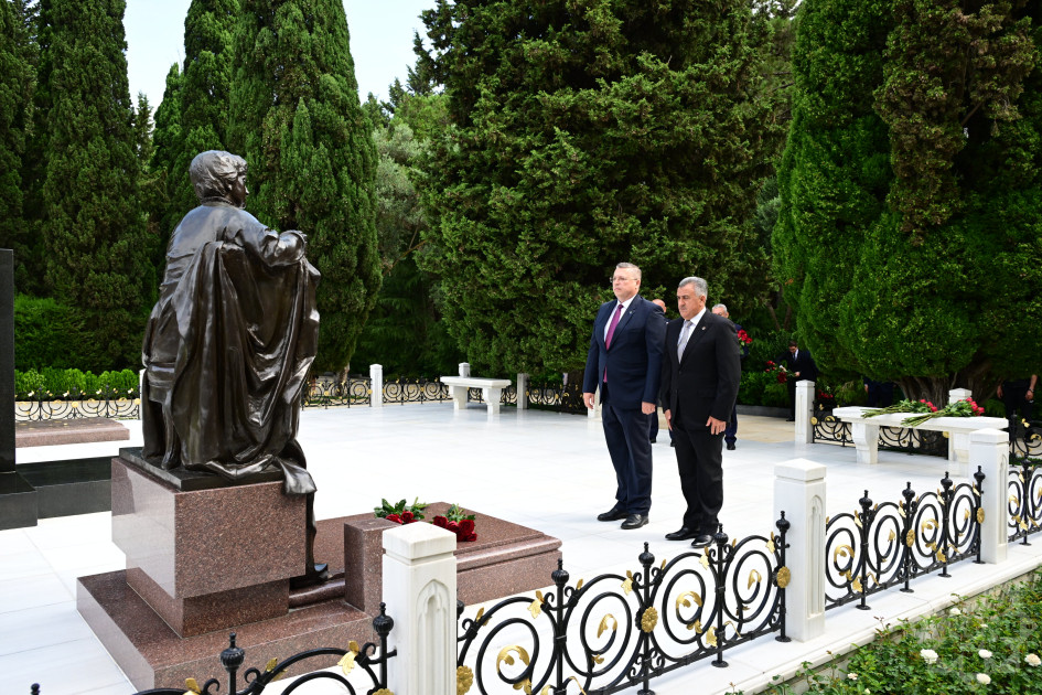 Həştərxan vilayətinin vitse-qubernatoru Fəxri xiyabanı ziyarət edib<font color=red> - FOTOLAR</font>