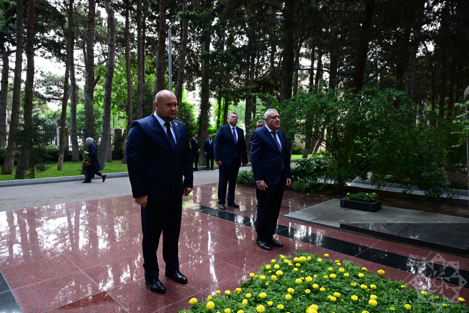 Həştərxan vilayətinin vitse-qubernatoru Fəxri xiyabanı ziyarət edib<font color=red> - FOTOLAR</font>