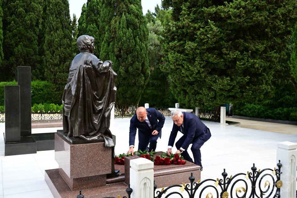 Həştərxan vilayətinin vitse-qubernatoru Fəxri xiyabanı ziyarət edib<font color=red> - FOTOLAR</font>