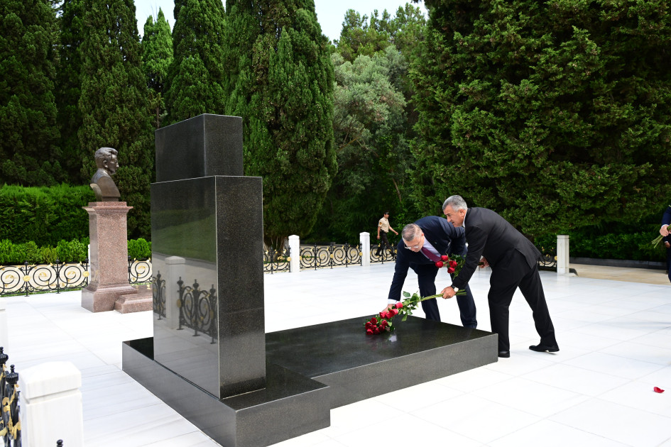 Həştərxan vilayətinin vitse-qubernatoru Fəxri xiyabanı ziyarət edib<font color=red> - FOTOLAR</font>