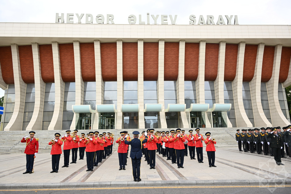 Paytaxtda hərbi orkestrlərin müşayiəti ilə yürüşlər başlayıb<font color=red> - FOTOLAR</font>