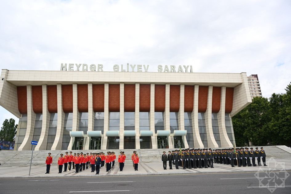 Paytaxtda hərbi orkestrlərin müşayiəti ilə yürüşlər başlayıb<font color=red> - FOTOLAR</font>