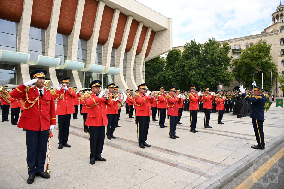 Paytaxtda hərbi orkestrlərin müşayiəti ilə yürüşlər başlayıb<font color=red> - FOTOLAR</font>