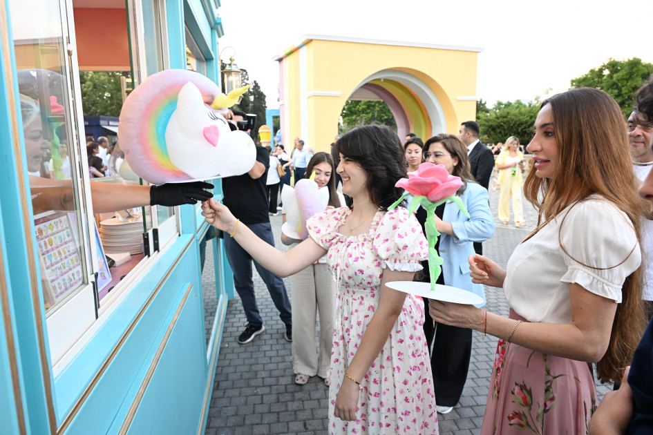 Leyla Əliyeva və Arzu Əliyeva “CandyFest” yay festivalını ziyarət edib və “Sehrli mirvari” su sirki şousunu izləyiblər<font color=red> - FOTOLAR</font>