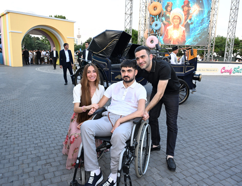 Leyla Əliyeva və Arzu Əliyeva “CandyFest” yay festivalını ziyarət edib və “Sehrli mirvari” su sirki şousunu izləyiblər<font color=red> - FOTOLAR</font>