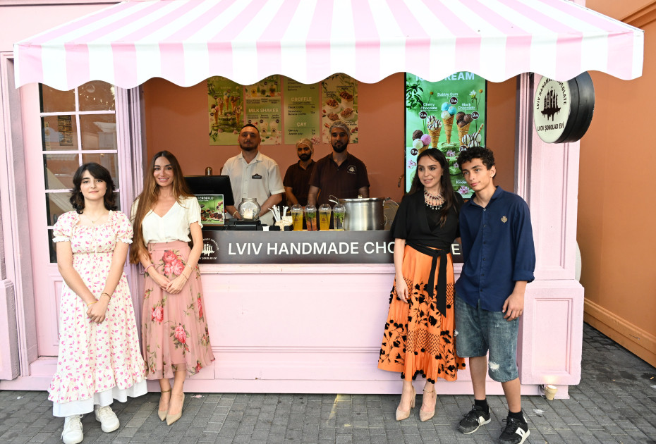 Leyla Əliyeva və Arzu Əliyeva “CandyFest” yay festivalını ziyarət edib və “Sehrli mirvari” su sirki şousunu izləyiblər<font color=red> - FOTOLAR</font>